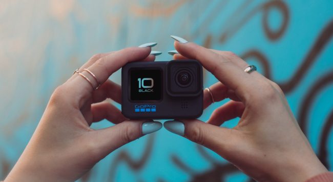 La GoPro Hero10 est si petite qu'on peut toujours l'avoir avec soi.