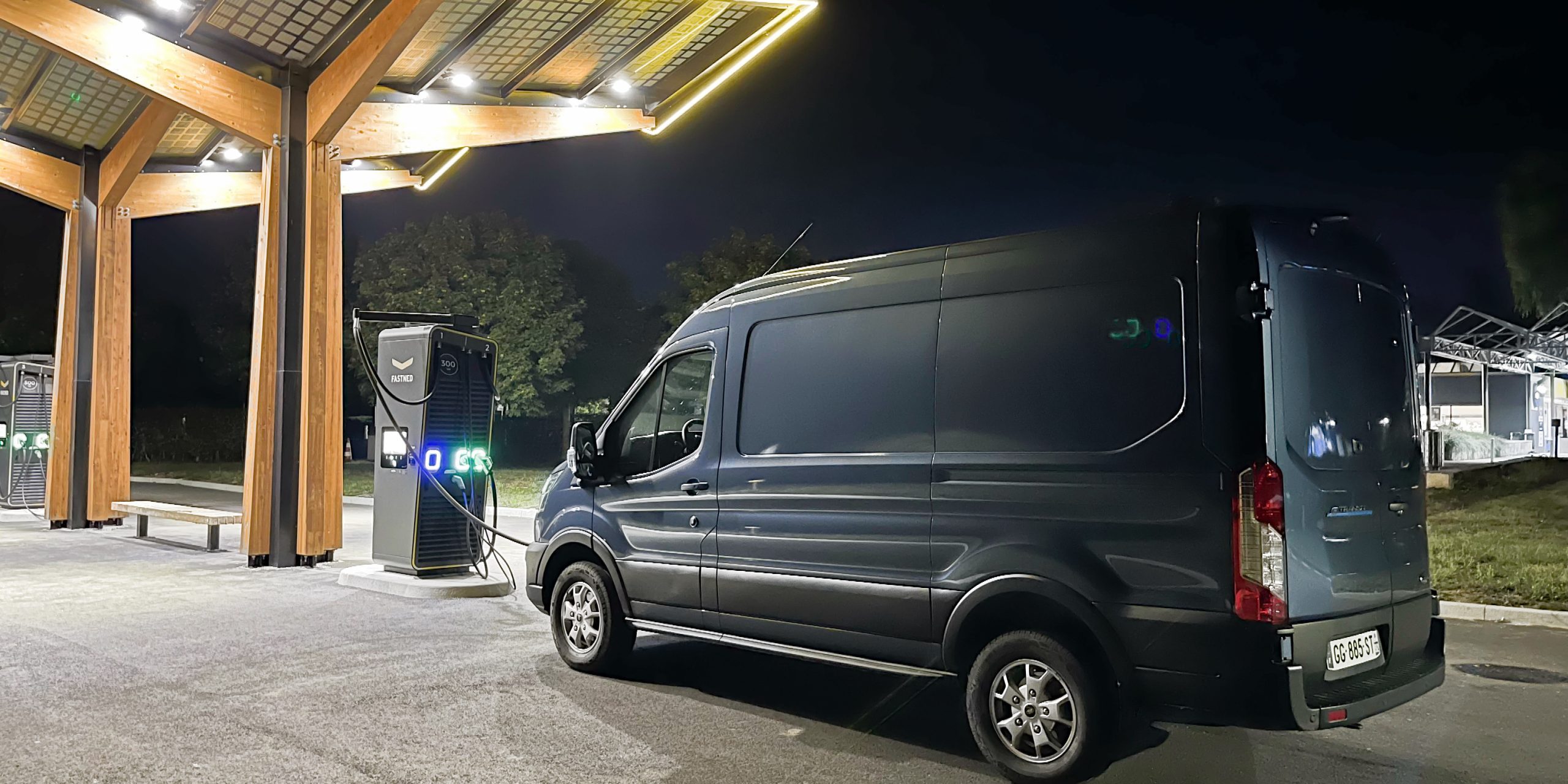 Ford E-Transit sur une borne de chargement. Photo : Objetsdufutur Ford E-Transit sur une borne de chargement. Photo : Objetsdufutur