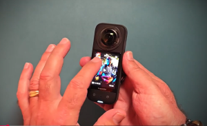 Son format vertical est assez particulier et les deux objectifs rappellent immédiatement qu'il ne s'agit pas d'une caméra classique. (Photo Objets du Futur)
