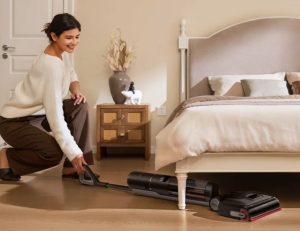 Positionnant son corps à 180°, le Dreame H15S peut facilement passer sous les meubles bas.