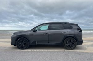 Avec ses 4,65 mètres de long et sa robe gris anthracite, ce SUV hybride rechargeable impose une stature radicale, loin des rondeurs d'autrefois. (Photo Objets du Futur)