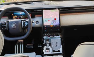 Le cockpit C-Zen Lounge en plein écran une planche de bord épurée et l'Écran Cascade de 10 pouces pour une immersion technologique totale. (Photo Objets du Futur)