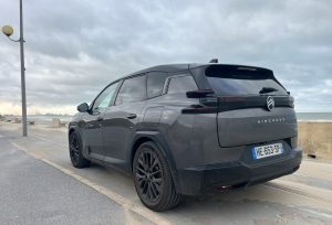 Une poupe verticale et sculptée la nouvelle signature du C5 Aircross 2025 mise sur l'aérodynamisme des Light Wings pour optimiser son autonomie électrique de 96 km. (Photo Objets du Futur)