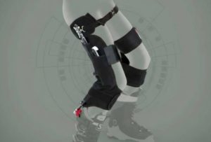 Le Ski-Mojo se fixe aux jambes très simplement. (Photo Objets du Futur)