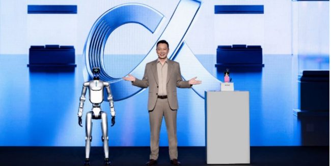 Sur la scène principale, la vision du futur prend vie : un écosystème où l’intelligence artificielle, incarnée par un robot humanoïde de pointe, dialogue avec l'innovation mobile pour redéfinir nos interactions quotidiennes.