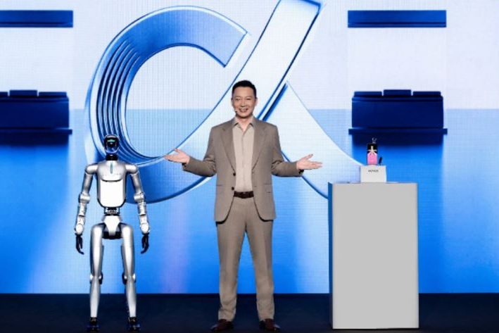 Sur la scène principale, la vision du futur prend vie : un écosystème où l’intelligence artificielle, incarnée par un robot humanoïde de pointe, dialogue avec l’innovation mobile pour redéfinir nos interactions quotidiennes. Sur la scène principale, la vision du futur prend vie : un écosystème où l’intelligence artificielle, incarnée par un robot humanoïde de pointe, dialogue avec l'innovation mobile pour redéfinir nos interactions quotidiennes.