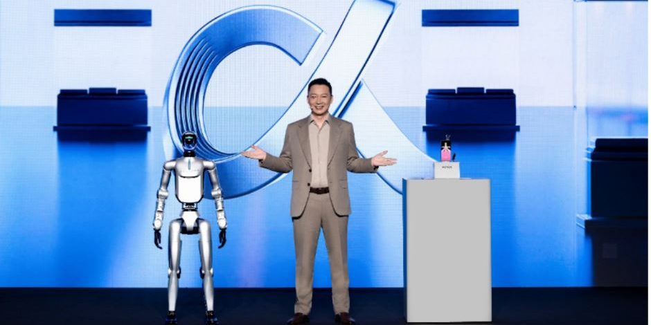 Sur la scène principale, la vision du futur prend vie : un écosystème où l’intelligence artificielle, incarnée par un robot humanoïde de pointe, dialogue avec l'innovation mobile pour redéfinir nos interactions quotidiennes.