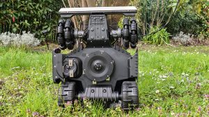 Son double disque de coupe permet une tonte au ras des murs. (Photo Objets du Futur)