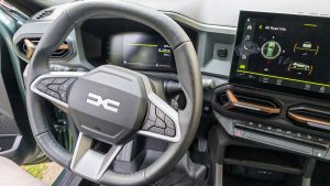 Au poste de pilotage ce Duster conserve ce qui a fait son succès, un design robuste et fonctionnel. (Photo Objets du Futur)