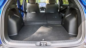 À l'arrière, le coffre offre 490 litres avec les sièges en place. Et une fois la banquette rabattue, on passe à 1 360 litres. (Photo Objets du Futur)