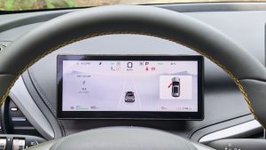 Derrière le volant, l’instrumentation numérique mesure 8,8 pouces. Elle reste assez compacte, mais affiche les informations essentielles à la conduite.
