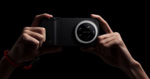 Equipé d'une poignée, le Xiaomi 17 peut se transformer en véritable appareil photo de poche.