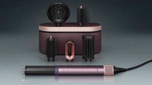 Le Dyson Airwrap Co-anda2x est livré avec un ensemble complet d’accessoires embout de séchage rapide 2x, grande brosse ronde volumisante 2x, peigne démêlant lissant 2x, rouleau de 40 mm Co-anda2x, brosse