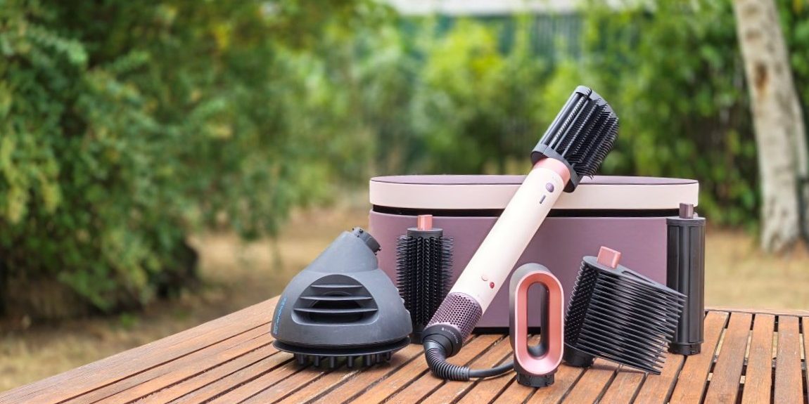 Le Dyson Airwrap Co-anda2x et ses différents accessoires une seule chose pour sécher, lisser, boucler et coiffer les cheveux. (Photo Objets du Futur) Le Dyson Airwrap Co-anda2x et ses différents accessoires une seule chose pour sécher, lisser, boucler et coiffer les cheveux. (Photo Objets du Futur)
