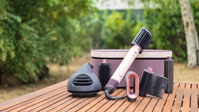 Le Dyson Airwrap Co-anda2x et ses différents accessoires une seule chose pour sécher, lisser, boucler et coiffer les cheveux. (Photo Objets du Futur) Le Dyson Airwrap Co-anda2x et ses différents accessoires une seule chose pour sécher, lisser, boucler et coiffer les cheveux. (Photo Objets du Futur)