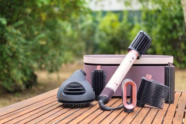 Le Dyson Airwrap Co-anda2x et ses différents accessoires une seule chose pour sécher, lisser, boucler et coiffer les cheveux. (Photo Objets du Futur) Le Dyson Airwrap Co-anda2x et ses différents accessoires une seule chose pour sécher, lisser, boucler et coiffer les cheveux. (Photo Objets du Futur)