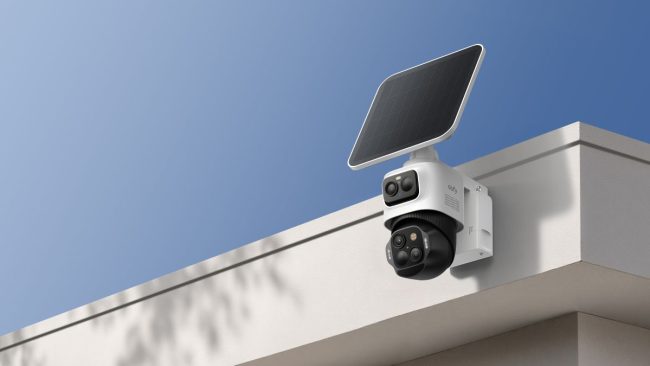 Le gabarit imposant des eufyCam S4 est la contrepartie de leur triple optique, de leur motorisation et de leur panneau solaire intégré.