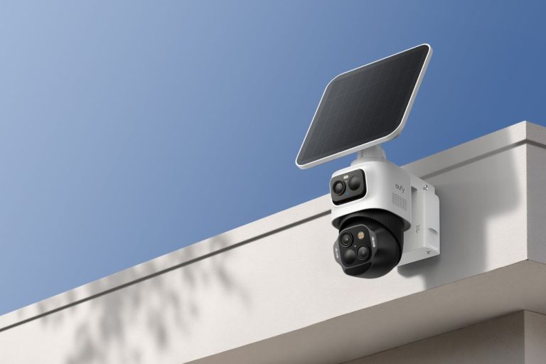 Le gabarit imposant des eufyCam S4 est la contrepartie de leur triple optique, de leur motorisation et de leur panneau solaire intégré. Le gabarit imposant des eufyCam S4 est la contrepartie de leur triple optique, de leur motorisation et de leur panneau solaire intégré.