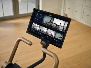 L’Ultra 1 intègre un écran tactile HD relié à la plateforme iFIT.