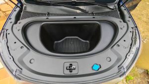 Et voici une nouveauté particulièrement pratique : un frunk de 101 litres sous le capot avant.Idéal pour ranger les câbles de recharge et libérer de la place dans le coffre principal.