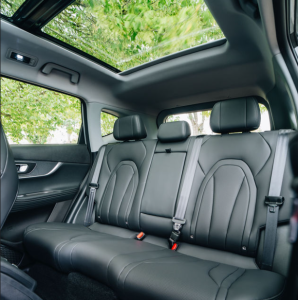 À l'arrière du Chery Tiggo 7, l'espace disponible est associé à un toit panoramique qui apporte beaucoup de lumière à l'habitacle.