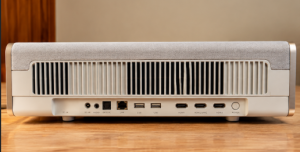 À l’arrière du XGIMI MIRA, une connectique complète avec trois HDMI, dont une compatible eARC, deux USB, Ethernet, sortie optique et entrée audio. (Photo Objets du Futur)