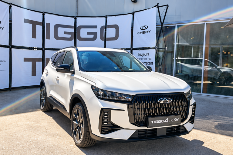 Le Chery Tiggo 4 CSH exposé lors de la présentation française de la marque. Le SUV doit compléter la gamme Chery en France après les Tiggo 7 et Tiggo 8. (Photo Objets du Futur)