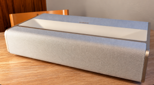Le XGIMI MIRA avec son imposante façade habillée de tissu acoustique. (Photo Objets du Futur)