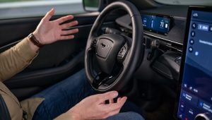Quand BlueCruise est actif, le système exploite la fonction d'aide au centrage dans la voie, et maintient la voiture sur sa trajectoire.
