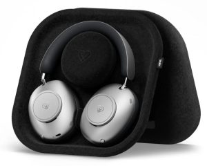 Le Loewe Leo et son étui de transport : un casque haut de gamme conçu jusque dans les détails, avec une finition soignée et des matériaux qui soulignent son positionnement luxueux.